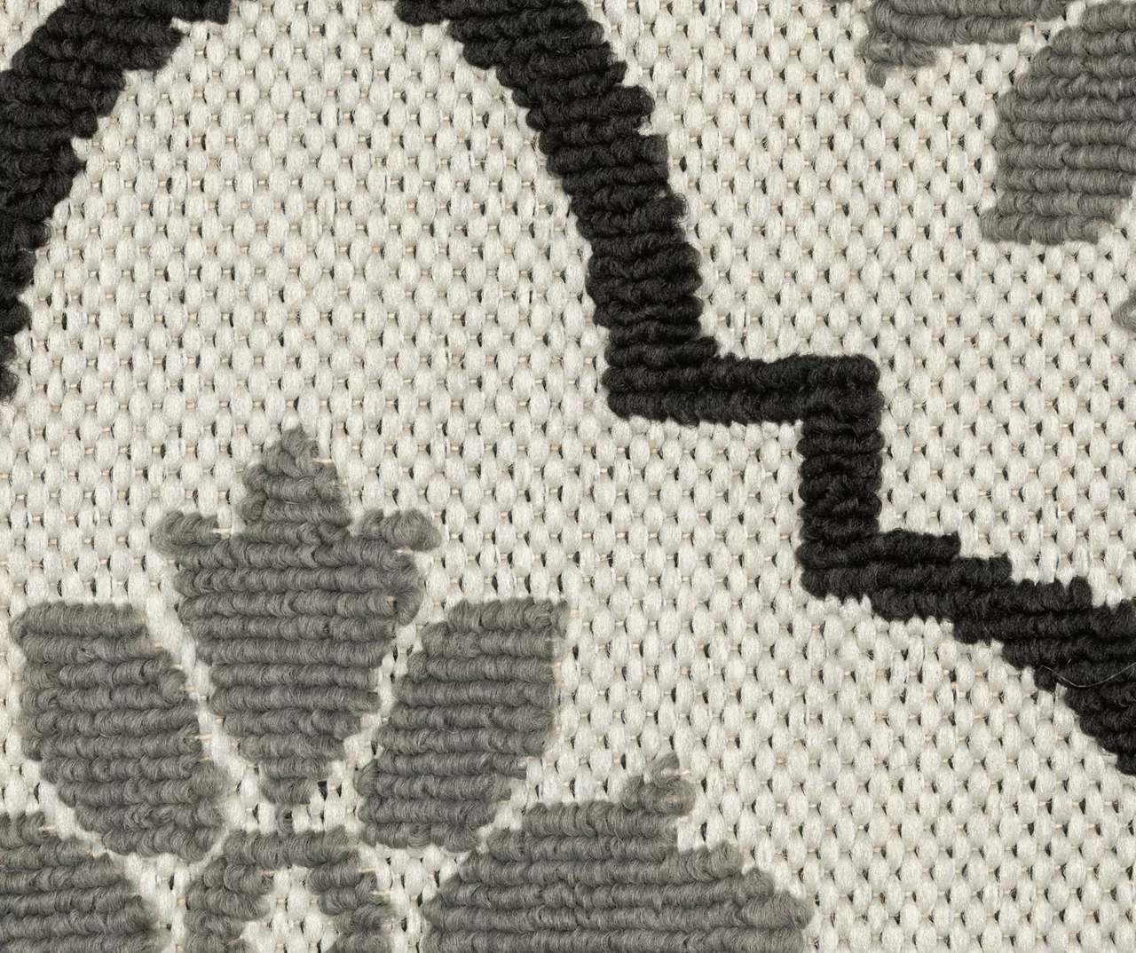 Torgnea Beige & Black Floral Quatrefoil Outdoor Area Rug, (6.7' X 9.2') 3 Torgnea Beige & Black Floral Quatrefoil Outdoor Area Rug, (6.7' X 9.2') - Image 3